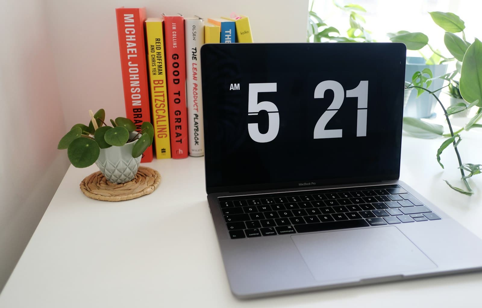 Postazione di lavoro con libri, orologio e quaderni aperti: il contesto in cui BonusGuida viene ricercato e aggiornato